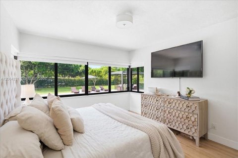 House in Miami, Florida 3 bedrooms, 147.81 sq.m. № 2339874 - photo 25