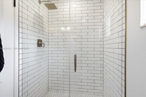 House in Miami, Florida 3 bedrooms, 147.81 sq.m. № 2339874 - photo 20