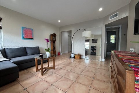 Casa en venta en Hialeah, Florida, 3 dormitorios, 123 m2 № 1764840 - foto 3