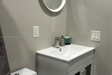 Casa en venta en Hialeah, Florida, 3 dormitorios, 123 m2 № 1764840 - foto 24