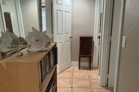 Casa en venta en Hialeah, Florida, 3 dormitorios, 123 m2 № 1764840 - foto 28