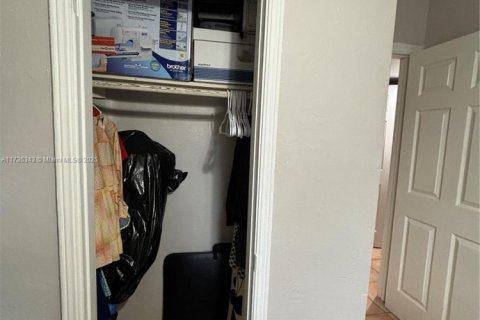 Casa en venta en Hialeah, Florida, 3 dormitorios, 123 m2 № 1764840 - foto 29