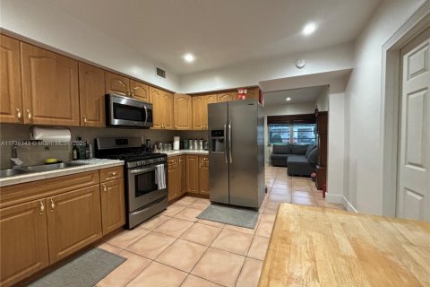 Casa en venta en Hialeah, Florida, 3 dormitorios, 123 m2 № 1764840 - foto 15