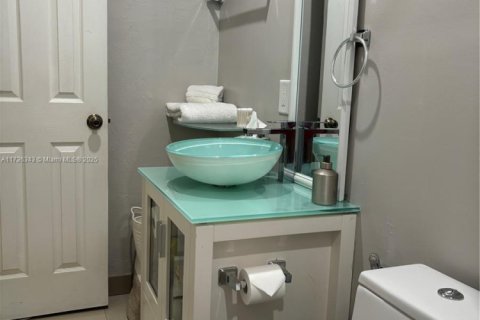 Casa en venta en Hialeah, Florida, 3 dormitorios, 123 m2 № 1764840 - foto 12