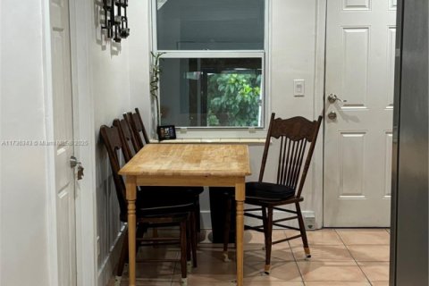 Casa en venta en Hialeah, Florida, 3 dormitorios, 123 m2 № 1764840 - foto 14