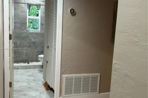 Casa en venta en Hialeah, Florida, 3 dormitorios, 123 m2 № 1764840 - foto 20