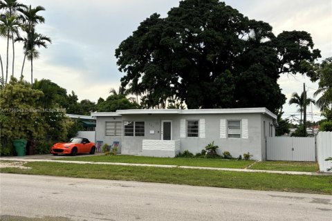 Casa en venta en Hialeah, Florida, 3 dormitorios, 123 m2 № 1764840 - foto 1