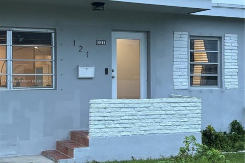 Casa en venta en Hialeah, Florida, 3 dormitorios, 123 m2 № 1764840 - foto 2