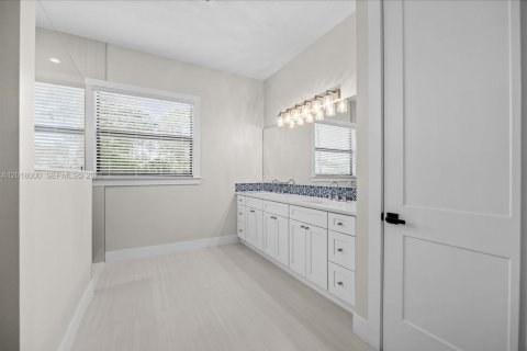 House in St. Lucie, Florida 3 bedrooms, 218.97 sq.m. № 2176451 - photo 18