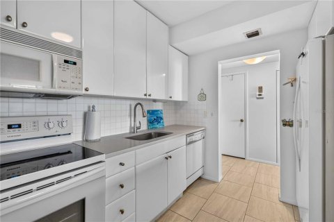Condo in Sarasota, Florida, 1 bedroom  № 2306525 - photo 16