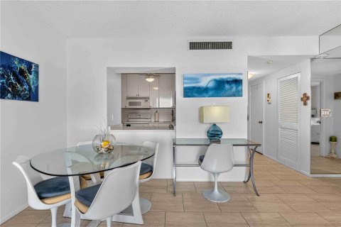 Condo in Sarasota, Florida, 1 bedroom  № 2306525 - photo 11
