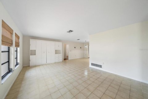 House in Sarasota, Florida 3 bedrooms, 198.44 sq.m. № 2147490 - photo 6