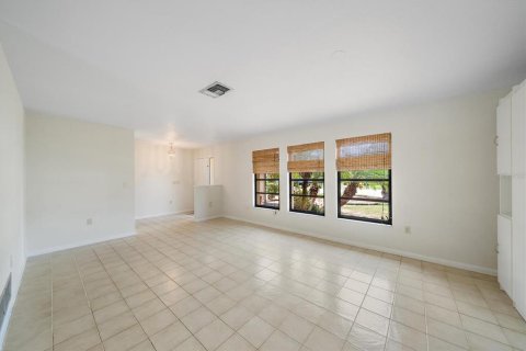 House in Sarasota, Florida 3 bedrooms, 198.44 sq.m. № 2147490 - photo 11