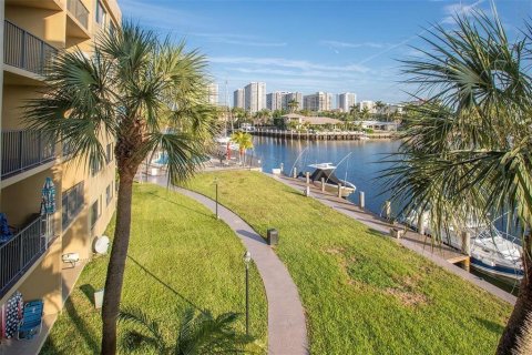 Condo in Hallandale Beach, Florida, 1 bedroom  № 1183441 - photo 1