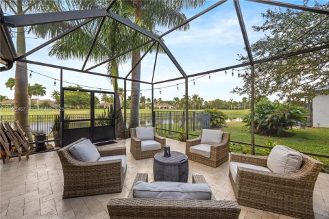 Villa ou maison à louer à Weston, Floride: 4 chambres, 311.32 m2 № 1977110 - photo 13