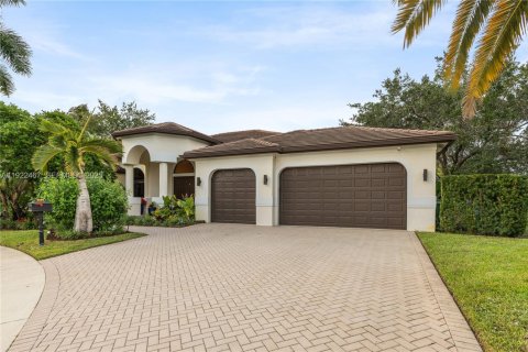 Villa ou maison à louer à Weston, Floride: 4 chambres, 311.32 m2 № 1977110 - photo 2