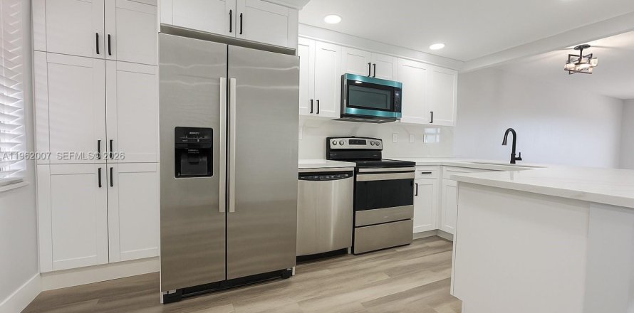 Кондоминиум с 2 спальнями в Санрайз, Флорида № 2024281