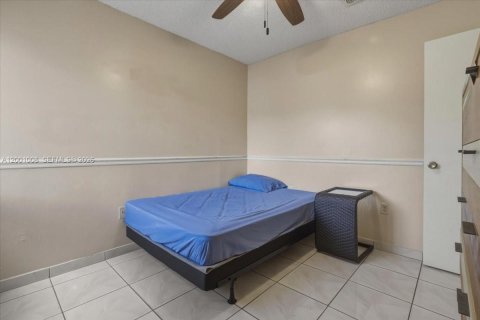 House in Miami, Florida 3 bedrooms, 129.23 sq.m. № 2065606 - photo 19