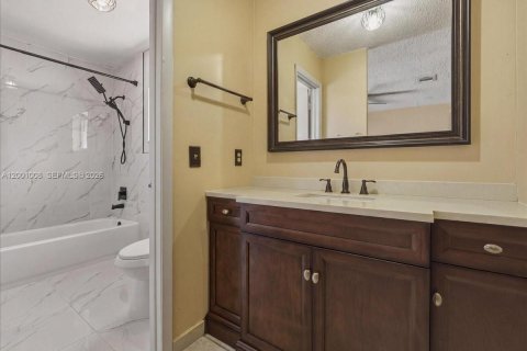 House in Miami, Florida 3 bedrooms, 129.23 sq.m. № 2065606 - photo 27