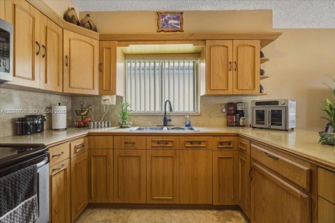 House in Miami, Florida 3 bedrooms, 129.23 sq.m. № 2065606 - photo 15