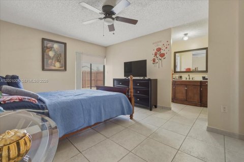 House in Miami, Florida 3 bedrooms, 129.23 sq.m. № 2065606 - photo 24