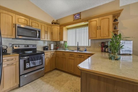 House in Miami, Florida 3 bedrooms, 129.23 sq.m. № 2065606 - photo 14