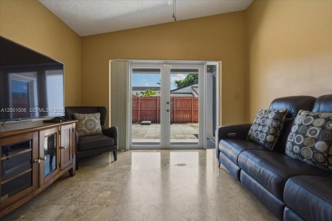 House in Miami, Florida 3 bedrooms, 129.23 sq.m. № 2065606 - photo 17