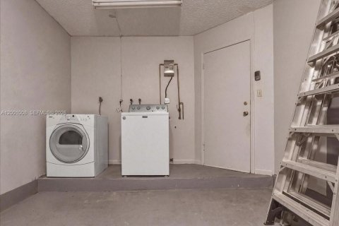 House in Miami, Florida 3 bedrooms, 129.23 sq.m. № 2065606 - photo 12