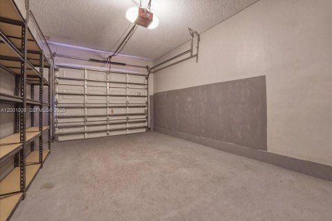 House in Miami, Florida 3 bedrooms, 129.23 sq.m. № 2065606 - photo 29