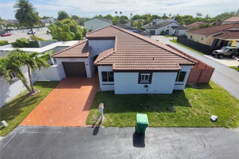 House in Miami, Florida 3 bedrooms, 129.23 sq.m. № 2065606 - photo 2