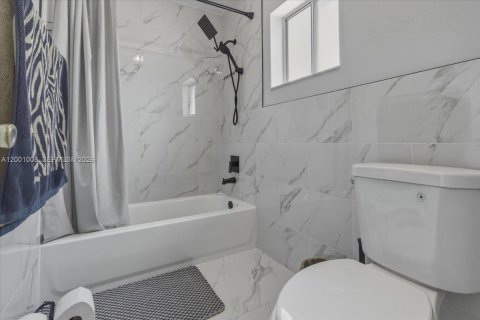 House in Miami, Florida 3 bedrooms, 129.23 sq.m. № 2065606 - photo 28