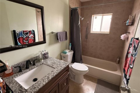 House in Miami, Florida 3 bedrooms, 129.23 sq.m. № 2065606 - photo 8