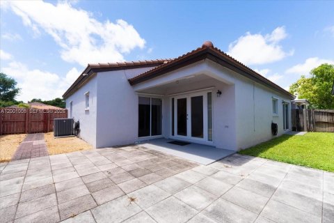 House in Miami, Florida 3 bedrooms, 129.23 sq.m. № 2065606 - photo 10