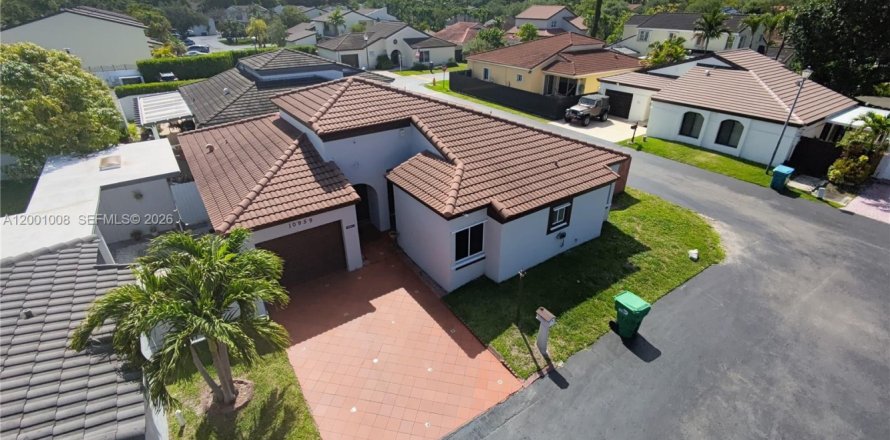 House in Miami, Florida 3 bedrooms, 129.23 sq.m. № 2065606