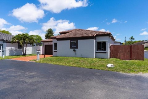 House in Miami, Florida 3 bedrooms, 129.23 sq.m. № 2065606 - photo 30