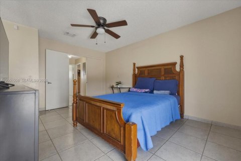 House in Miami, Florida 3 bedrooms, 129.23 sq.m. № 2065606 - photo 25