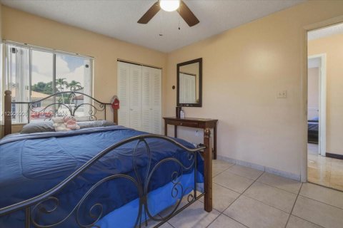 House in Miami, Florida 3 bedrooms, 129.23 sq.m. № 2065606 - photo 22