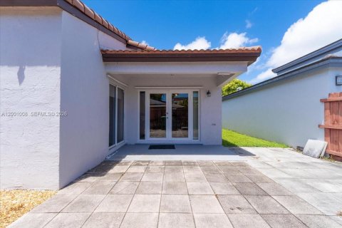 House in Miami, Florida 3 bedrooms, 129.23 sq.m. № 2065606 - photo 11