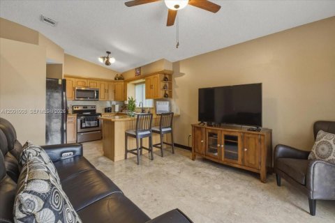 House in Miami, Florida 3 bedrooms, 129.23 sq.m. № 2065606 - photo 18