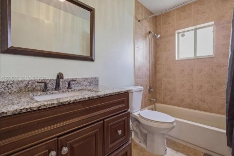 House in Miami, Florida 3 bedrooms, 129.23 sq.m. № 2065606 - photo 20