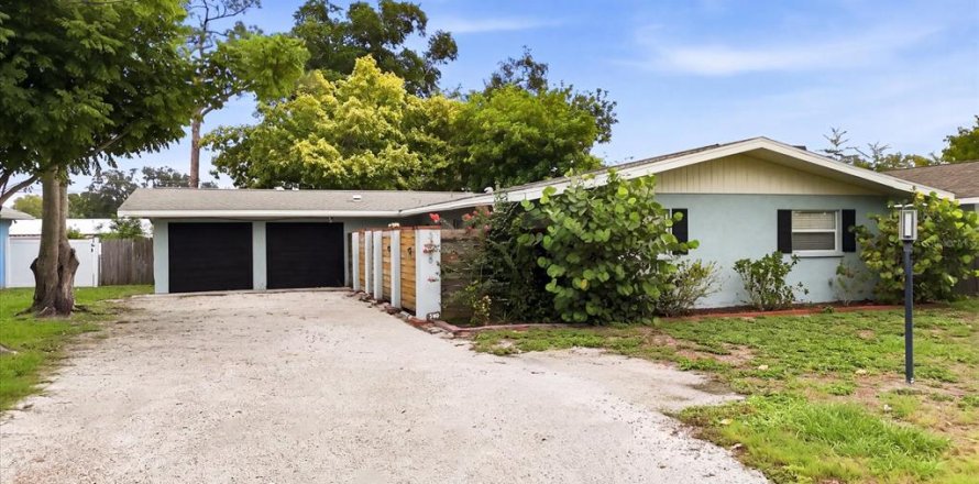 House in Bradenton, Florida 4 bedrooms, 193.7 sq.m. № 2204080