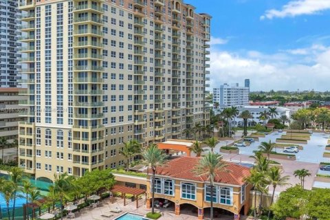 Condominio en alquiler en Hallandale Beach, Florida, 2 dormitorios, 92.9 m2 № 1812364 - foto 2