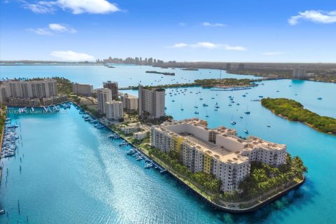 Condo in North Bay Village, Florida, 3 bedrooms  № 1867059 - photo 1