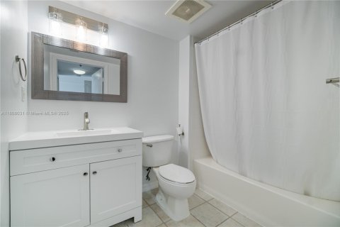 Купить кондоминиум в Майами, Флорида 2 спальни, 99.59м2, № 1978693 - фото 17