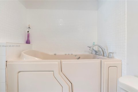 Condominio en venta en Deerfield Beach, Florida, 1 dormitorio, 66.8 m2 № 1686127 - foto 17
