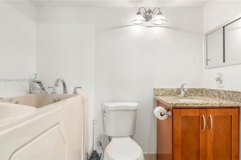 Condominio en venta en Deerfield Beach, Florida, 1 dormitorio, 66.8 m2 № 1686127 - foto 15