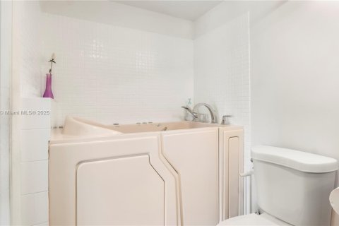 Condominio en venta en Deerfield Beach, Florida, 1 dormitorio, 66.8 m2 № 1686127 - foto 16