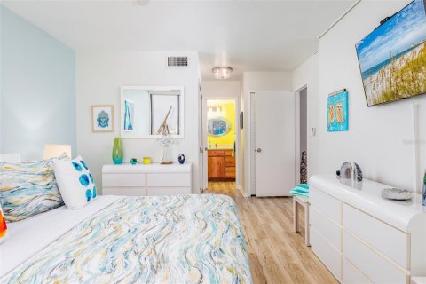 Condo in Saint Pete Beach, Florida, 2 bedrooms  № 1773445 - photo 21