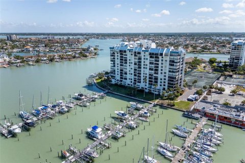Condo in Saint Pete Beach, Florida, 2 bedrooms  № 1773445 - photo 1