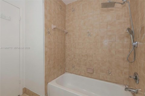 Townhouse in Hialeah, Florida 2 bedrooms, 100.33 sq.m. № 2031733 - photo 17